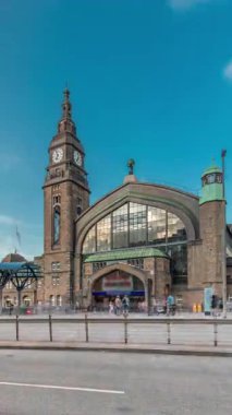 Hamburg Hauptbahnhof time-lapse 'ye giriş, Almanya' nın ana tren istasyonu. Deutsche Bahn tarafından Kategori 1 istasyonu olarak sınıflandırıldı. Tarihi yapının çevresindeki trafik ve hareketlilik