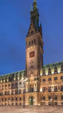 Hamburg Belediye Binası 'nın gün be gün inşa edilmesi geçiş zamanı aşırı hızlanma, şehir merkezindeki Altstadt semtindeki hükümetin merkezi. Bulutlu gökyüzünün altındaki ana meydandan ön manzara