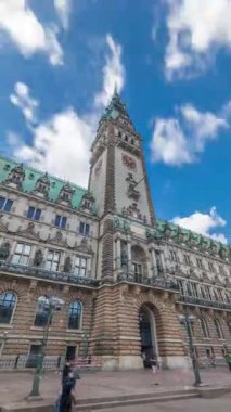 Hamburg Belediye Binası 'nın zaman atlaması binası, Hamburg hükümetinin merkezi Altstadt semtinde bulunan merkezi. Bulutlu bir gökyüzünün altındaki ana meydandan ön manzara