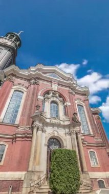 St. Michaels Kilisesi zaman atlaması, Hamburg, Almanya. Hauptkirche Sankt Michaelis, ya da Michel şehirdeki en ünlü Lutheran kilisesidir, bir barok kulesi ve ikonik saati vardır.