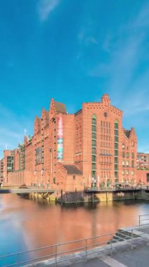 Hamburg 'daki ünlü Speicherstadt, Uluslararası Denizcilik Müzesi, ikonik tuğla binalar, kemer köprüler, kanallar ve rıhtımların yer aldığı hiperhızlandırılmış zaman atlaması. Almanya 'nın tarihi simgesi.