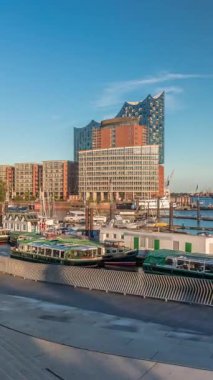 Jan Fedder Gezinti Alanı Hamburg, Almanya 'da, canlı bir liman bölgesi. Günbatımında Elbe Nehri 'nde ünlü binalarla birlikte gemiler ve botlar. Rahatlama ve manzaralı güzellik