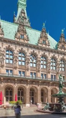 Hygieia Fountain ile birlikte Hamburg Belediye Binası 'nda pazar meydanı ve Almanya' nın Binnenalster yakınlarındaki avluda. Tarihi bir neo-rönesans simgesi açık mavi gökyüzünün altında Eski Şehir bölgesinde