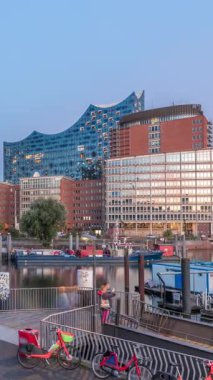 Jan Fedder Gezinti Güvertesi 'nden geceye geçiş süresi Hamburg, Almanya' da, canlı bir kıyı bölgesi. Günbatımından sonra Elbe Nehri 'nde gemiler ve tekneler.