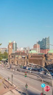 Eski Elbe Tüneli 'nin Hamburg, Almanya' ya giriş çıkış saatleri. Tarihi mimari, kavşakta trafik ve limanın panoramik manzarasının yer aldığı St. Pauli İskelesi yakınlarında yer alıyor.