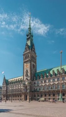 Panorama, Hamburg Belediyesi zaman çizelgesini gösteriyor. Hamburg hükümetinin merkezi olan Altstadt semtinde yer alan bir yer. Bulutlu bir gökyüzünün altındaki ana meydandan görüntüle