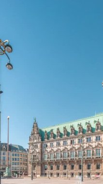 Panorama, Hamburg Belediyesi zaman çizelgesini gösteriyor. Hamburg hükümetinin merkezi olan Altstadt semtinde yer alan bir yer. Ana meydandan ön görünüm