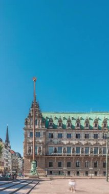 Panorama, Hamburg Belediyesi zaman çizelgesini gösteriyor. Hamburg hükümetinin merkezi olan Altstadt semtinde yer alan bir yer. Güneşli bir günde ana meydandan görünüm