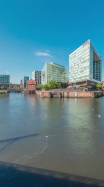 Panorama, modern Spiegel ofis binaları St. Catherines Kilisesi 'ne açılan Ericusgraben' de Hamburg HafenCity 'nin ufuk çizgisi zaman çizelgesini gösteriyor. Almanya 'daki Elbe' nin canlı şehir mimarisi