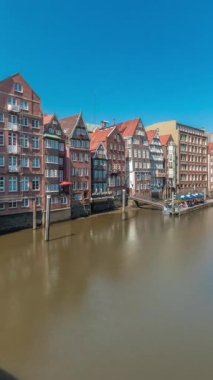 Kleines Rıhtımı 'nın Hamburg, Almanya' da bulunan Elbe Kanalı 'nın kuzeyindeki hava zaman tünelini gösteren panorama. Resimli kafeler ve tarihi tuğla evler sakin sahil şeridi boyunca uzanır, gelgit manzarasından zevk almak için mükemmeldir.