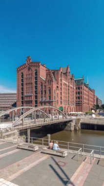 Uluslararası Deniz Müzesi, ikonik tuğla binalar, kemer köprüler, kanallar ve rıhtımların yer aldığı Hamburg 'daki ünlü Speicherstadt' ı gösteren panorama. Almanya 'nın tarihi simgesi.