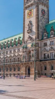 Hamburg Belediye Binası zaman çizelgesi, Hamburg hükümetinin merkezi, şehir merkezindeki Altstadt semtinde yer almaktadır. Mavi, berrak bir gökyüzünün altındaki ana meydandan ön manzara