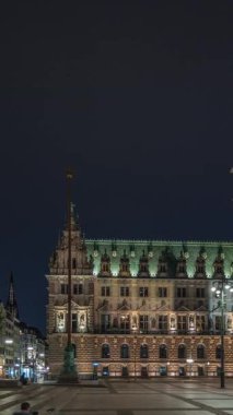 Şehir merkezindeki Altstadt mahallesinde Hamburg Belediyesi 'nin aydınlatılmış binasını gösteren panorama, Hamburg hükümetinin merkezi. Ana meydandan ön görünüm
