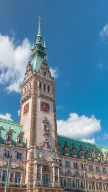 Hamburg Belediye Binası zaman çizelgesi, Hamburg hükümetinin merkezi, şehir merkezindeki Altstadt semtinde yer almaktadır. Bulutlu bir gökyüzünün altındaki ana meydandan ön manzara