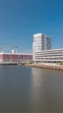 Hamburg, Almanya 'daki HafenCity Üniversitesi' nin Timelapse 'sinde modern mimari, vinçli inşaat alanı ve kentsel kalkınma merkezinin kıyı şeridi yer alıyor.