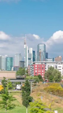 Frankfurt 'un ana demiryolu köprüsü Flosserbrucke' sinin finans bölgesi gökdelenlerine karşı süratli bulutlu bir günde gökdelenler yükseliyor. Frankfurt, Almanya, Avrupa 'nın mali merkezi