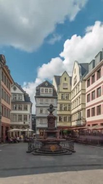 Frankfurt 'taki hiperlapse, Neue Altstadt' ı yeniden inşa etti. Tarihi yapılar ve 2. Dünya Savaşı öncesi mimariyi çağrıştıran merkezi bir anıt. Kafelerin zaman ayarlı olduğu kare atmosfer. Almanya