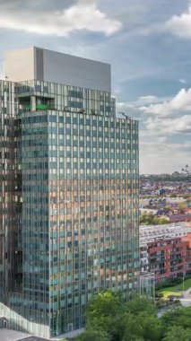 Brüksel kentsel manzarasının hava zaman çizelgesi ofis gökdelenlerini konut alanları ile harmanlıyor. Yeşil park çimenleri, tarihi çatılar ve modern mimari Belçika 'da çeşitli bir şehir manzarası oluşturur