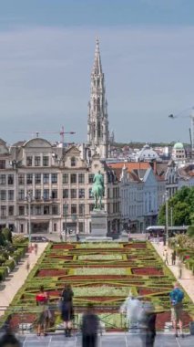 Belçika, Brüksel 'deki Mont des Arts Garden' ın uçuş zamanı. Manzarası manzaralı şehir merkezi bahçeleri, müzeleri ve ikonik mimarisi olan. Turistler panoramik şehir manzarasının keyfini çıkarıyorlar