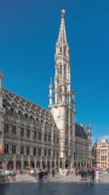 Belçika, Brüksel 'deki Grand Place Grote Markt zaman atlaması. Brabantine Gotik Belediye Binası, Barok loncaları ve tarihi şehir merkezinde hareketli turistler. UNESCO Dünya Mirası Alanı