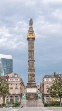 Brüksel, Belçika 'daki Kongre Sütunu. Place du Congres 'te Ulusal Kongre ve Belçika Anayasası anısına anıtsal bir neoklasik sütun. Arkaplanda gökdelen