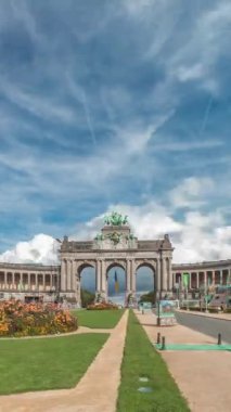 Jubelpark, Brüksel, Belçika 'daki Cinquantenaire Atari Salonu' nun hiperlapesi. Anıt zafer kemeri, Belçika tarihi ve bağımsızlığını simgeleyen bulutların altında dimdik duruyor..