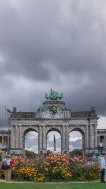 Jubelpark, Brüksel, Belçika 'daki Cinquantenaire Atari Salonu' nun Zamanı. Çiçekli kemer, dramatik bulutların altında Belçika tarihi ve bağımsızlığını sembolize ederek dimdik ayakta duruyor..