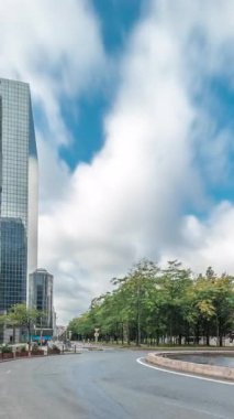 Panorama, Brüksel Kuzey İstasyonu yakınlarındaki bir kavşakta çeşmeyi gösteriyor. Simon Bolivar ve Roi Albert II caddelerinin kesişiminde gökdelenlerle çevrili trafik akıntıları var. Belçika