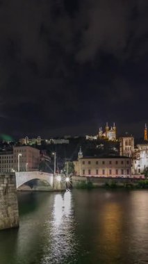 Panorama, Saone Nehri üzerindeki kırmızı asma köprü, Baptist Katedrali Aziz John ve Notre-Dame ile Lyons şehrinin gece zaman çizelgesini gösteriyor. Akşamları deniz kıyısında aydınlık