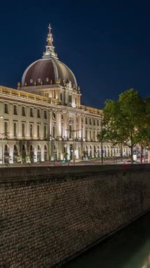 Lyon, Fransa 'da Grand Hotel-Dieu gece hızlandırması. Bu tarihi bina artık lüks bir alışveriş merkezi. Işıklandırılmış kubbeler ve avlular Rhone Nehri 'ne yansıyor.