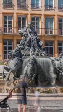 Belediye Binası yakınlarındaki Place des Terreaux 'da bulunan Lyon' un sembolü Bartholdi Çeşmesi 'nin hiperlapası. Akan suyla çevrili binicilik heykeli, tarihi mimari zaman çizelgesiyle çevrili. Fransa
