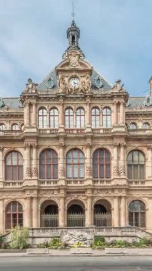 Fransa, Lyon 'daki Les Cordeliers semtindeki Palais de la Bourse Palais du Commerce' in ön görüntüsü. 19. yüzyıldan kalma tarihi bir bina. Trafiği cadde saatlerinde geçiyor.