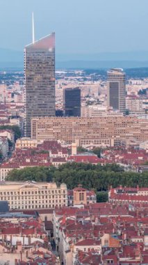 Gün batımından sonra Lyon 'un panoramik hava görüntüsü Fourviere Hill' den gece dönüşümüne kadar. Gökdelenler gökdelenlerle çevrili ve sıcak bir akşamda aydınlanan ikonik şehir simgeleri yer alıyor.