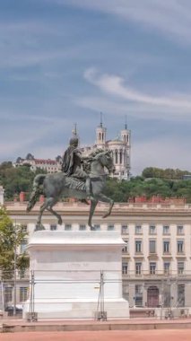 Fransa 'nın Lyon kentindeki Bellecour Meydanı' nda Avrupa 'nın en büyük yaya meydanı. Kral 14. Louis 'in binicilik heykeli canlı bir zaman dilimi altında tarihi binalarla çevrili.