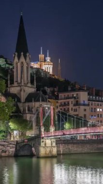 Aziz George Kilisesi, Quais de Saone ve Fourviere Bazilikası 'nın Fransa' nın Vieux Lyon kentindeki bir yaya köprüsünden hızlandırılmış zaman aşımına uğraması, geceleri tarihi mimari, yansımalar ve manzaralı nehir manzarası sergilenmektedir.