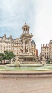 Fransa 'nın başkenti Lyon' da bulunan Place des Jacobins 'in hiperlapesi, tarihi binalarla çevrili Fontaine des Jacobins' e ev sahipliği yapmaktadır. Bulutlu bir gökyüzü altında hareketli şehir meydanı