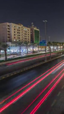 Suudi Arabistan, Riyad 'daki Kral Fahd Yolu' nun gece panoramik zaman çizelgesi. Günümüz kuleleri ve gökdelenleri ile çevrili Riyad Ulusal Kütüphanesi 'nin yakınındaki araçlarla yoğun bir trafik vardı.