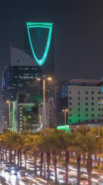 Riyad 'ın panoramik gece zaman çizelgesi. Krallık Kulesi Suudi Arabistan' ın başkentinin en yüksek gökdeleni ve simgesi. Aydınlatılmış modern binalar, canlı sahne, otoyol trafiği
