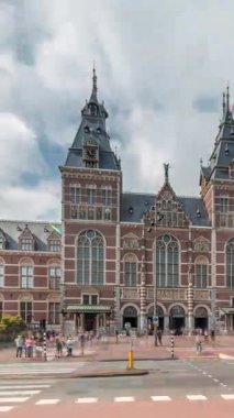 Rijksmuseum 'dan Hiperlapse, Amsterdam' daki müze meydanında ünlü bir turistik mekan. Hollanda Ulusal Müzesi, Hollanda sanat ve tarih zaman dilimine adanmıştır. Girişte yürüyen insanlar.