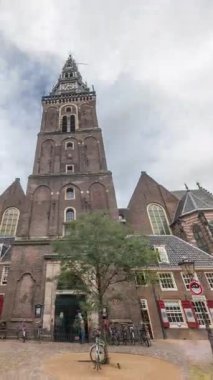 Amsterdam 'ın eski kilisesi Oude Kerk' ün hiperlapesi, şehrin en eski kilisesi, Oudekerkerksplein Timelapse 'deki De Wallen bölgesinde tarihi evlerle çevrili. Hollanda 'nın ikonik simgesi