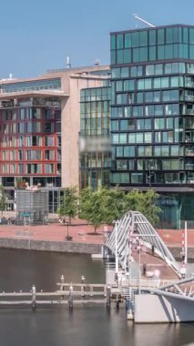 Sudaki pagoda biçiminde bir Çin restoranının hava manzarası, tarihi şehir merkezi binaları ve modern mimari zaman aralığının zeminine göre ayarlanmış. Amsterdam, Hollanda