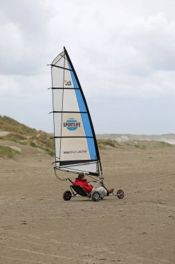 Hollanda 'daki IJmuiden plajındaki sahil denizcisi.