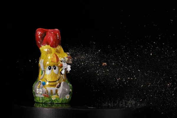 High Speed Photography Chocolate Easter Bunny — стокове фото