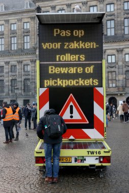 Hollanda, Amsterdam 'daki Baraj Meydanı' nda yankesicilere karşı dijital uyarı işareti