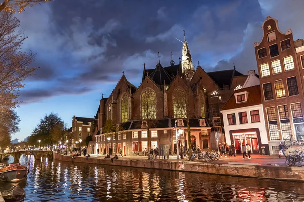 Oude Kerk Στο Κέντρο Του Άμστερνταμ Ολλανδία Την Νύχτα — Φωτογραφία Αρχείου