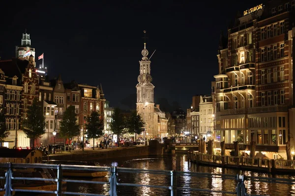 アムステルダムのマントレン オランダ 夜のアムステルダムから見られる — ストック写真