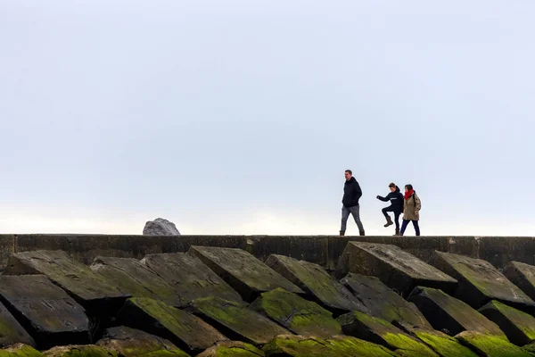 Сімейні Прогулянки Пірсі Ідмуйдена Нідерланди — стокове фото