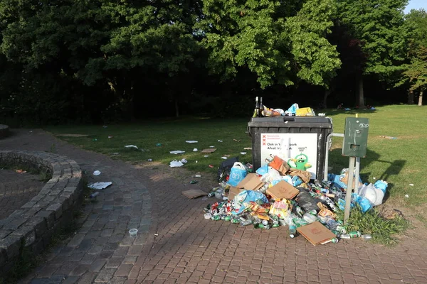 Lixo Lado Lixeira Parque Com Recreacionistas Gramado — Fotografia de Stock