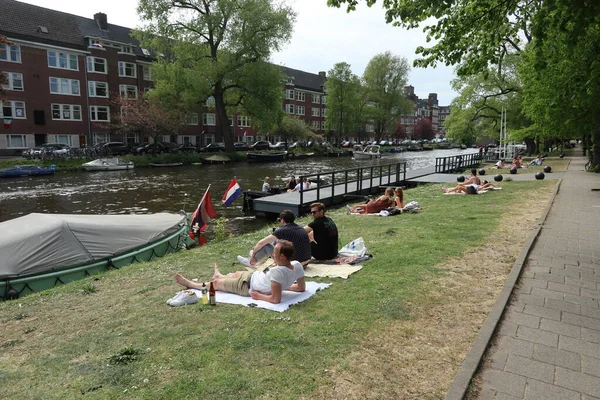Ψυχαγωγικοί Άνθρωποι Στο Γρασίδι Κατά Μήκος Της Amstelkade Στο Άμστερνταμ — Φωτογραφία Αρχείου