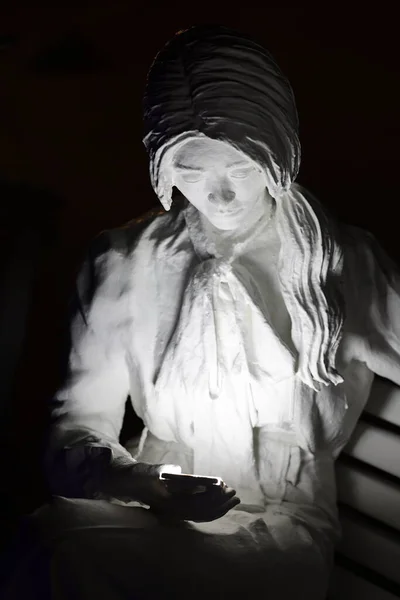 Escultura Mujer Con Smartphone Por Noche — Foto de Stock